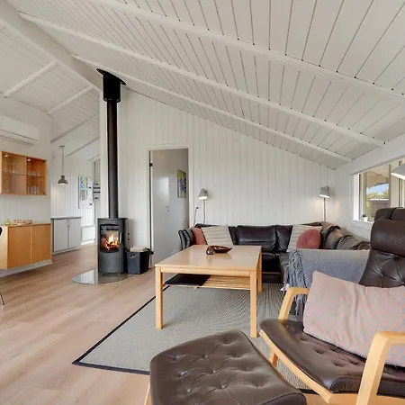 Lovely Home In Vejers Strand With Sauna بيت للعطل