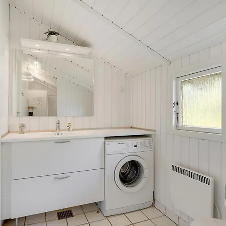 Lovely Home In Vejers Strand With Sauna بيت للعطل